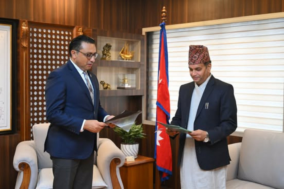 धितोपत्र बोर्डका नवनियुक्त अध्यक्ष डा.भट्टले लिए सपथ,अर्थमन्त्रीले भने: 'लोभमा नपर्नुस्'